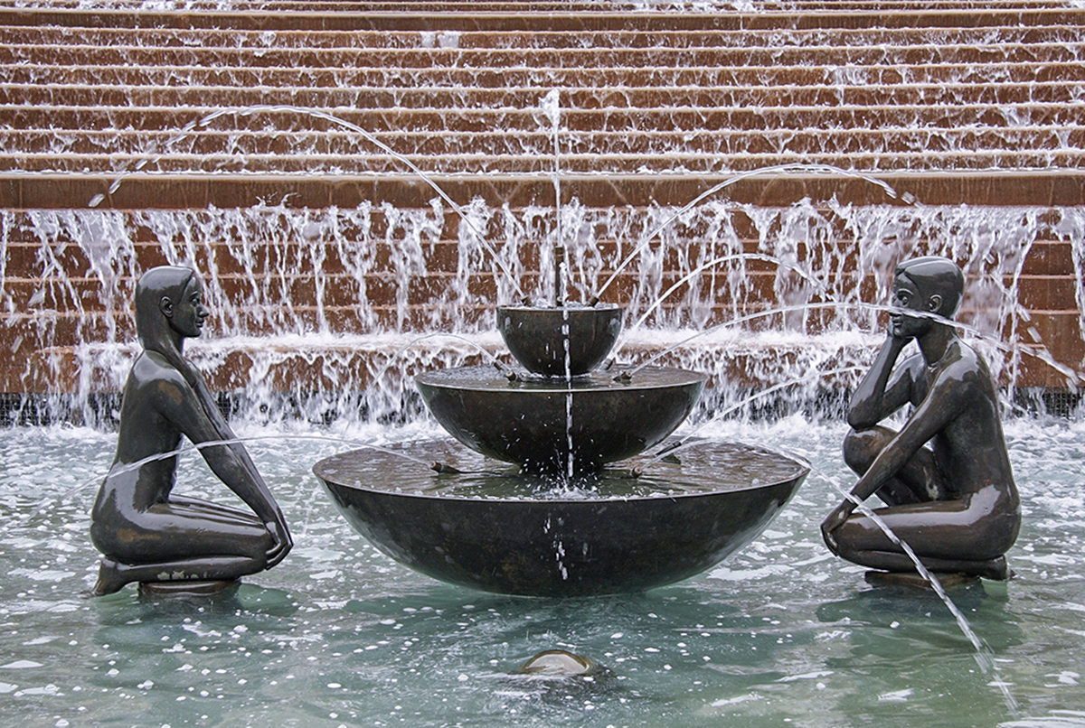 Река-фонтан на площади Виктория в Бирмингеме